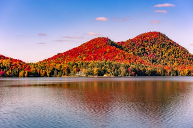 Laurentides 'teki Lac-Superieur manzarası, Mont-tremblant, Quebec, Kanada
