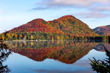 Laurentides 'teki Lac-Superieur manzarası, Mont-tremblant, Quebec, Kanada