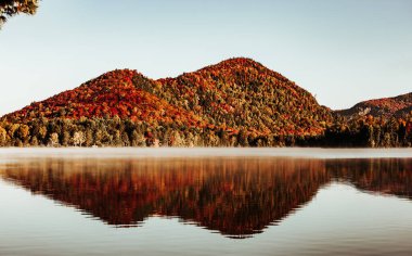 Laurentides 'teki Lac-Superieur manzarası, Mont-tremblant, Quebec, Kanada