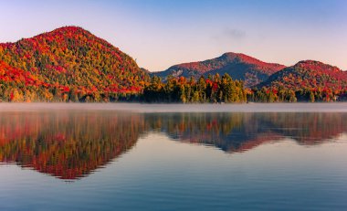 Laurentides 'teki Lac-Superieur manzarası, Mont-tremblant, Quebec, Kanada