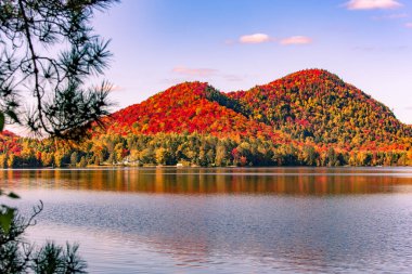 Laurentides 'teki Lac-Superieur manzarası, Mont-tremblant, Quebec, Kanada