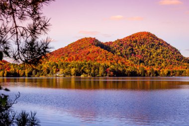 Laurentides 'teki Lac-Superieur manzarası, Mont-tremblant, Quebec, Kanada