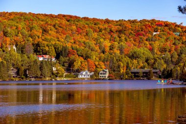 Laurentides 'teki Lac-Superieur manzarası, Mont-tremblant, Quebec, Kanada