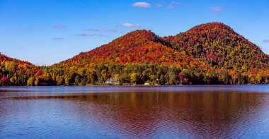 Laurentides 'teki Lac-Superieur manzarası, Mont-tremblant, Quebec, Kanada