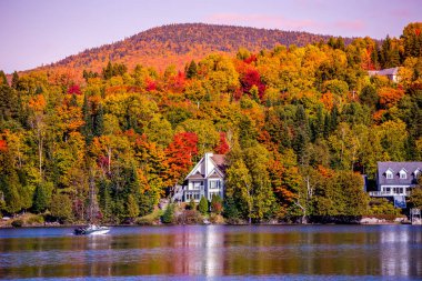 Laurentides 'teki Lac-Superieur manzarası, Mont-tremblant, Quebec, Kanada