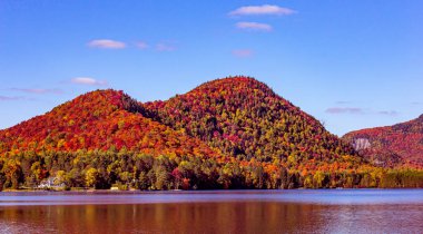 Laurentides 'teki Lac-Superieur manzarası, Mont-tremblant, Quebec, Kanada