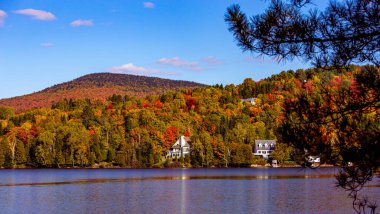 Laurentides 'teki Lac-Superieur manzarası, Mont-tremblant, Quebec, Kanada