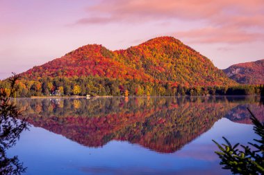 Laurentides 'teki Lac-Superieur manzarası, Mont-tremblant, Quebec, Kanada