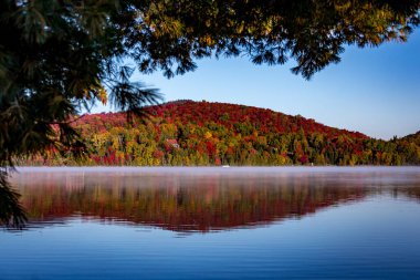 Laurentides 'teki Lac-Superieur manzarası, Mont-tremblant, Quebec, Kanada