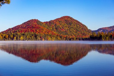Laurentides 'teki Lac-Superieur manzarası, Mont-tremblant, Quebec, Kanada