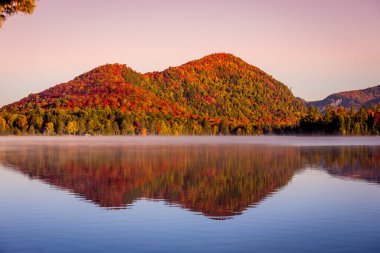 Laurentides 'teki Lac-Superieur manzarası, Mont-tremblant, Quebec, Kanada