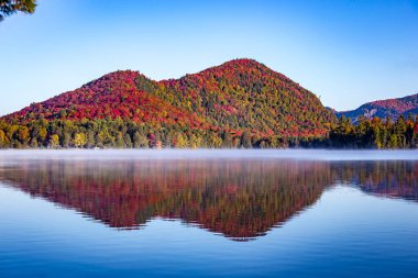 Laurentides 'teki Lac-Superieur manzarası, Mont-tremblant, Quebec, Kanada