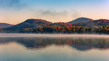Laurentides 'teki Lac-Superieur manzarası, Mont-tremblant, Quebec, Kanada