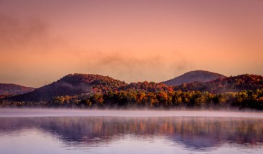 Laurentides 'teki Lac-Superieur manzarası, Mont-tremblant, Quebec, Kanada
