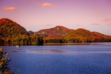 Laurentides 'teki Lac-Superieur manzarası, Mont-tremblant, Quebec, Kanada