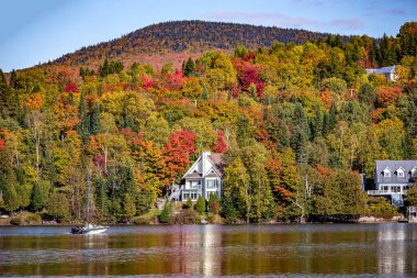 Laurentides 'teki Lac-Superieur manzarası, Mont-tremblant, Quebec, Kanada