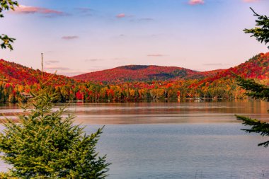 Laurentides 'teki Lac-Superieur manzarası, Mont-tremblant, Quebec, Kanada