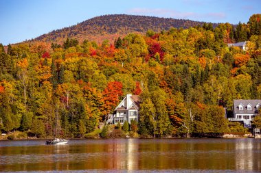 Laurentides 'teki Lac-Superieur manzarası, Mont-tremblant, Quebec, Kanada