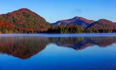Laurentides 'teki Lac-Superieur manzarası, Mont-tremblant, Quebec, Kanada