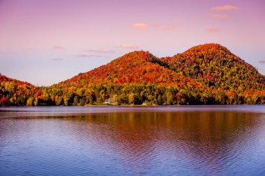 Laurentides 'teki Lac-Superieur manzarası, Mont-tremblant, Quebec, Kanada