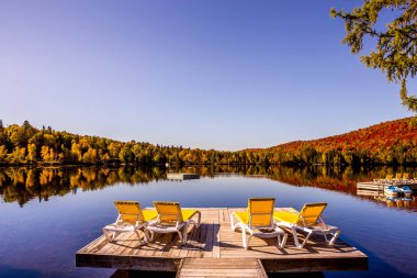 Lac-Superieur rıhtımının manzarası, sisli bir sabah, Laurentides, Mont-Titrek, Quebec, Kanada