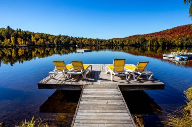 Lac-Superieur rıhtımının manzarası, sisli bir sabah, Laurentides, Mont-Titrek, Quebec, Kanada