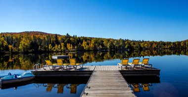 Lac-Superieur rıhtımının manzarası, sisli bir sabah, Laurentides, Mont-Titrek, Quebec, Kanada
