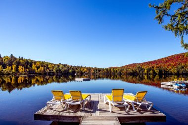 Lac-Superieur rıhtımının manzarası, sisli bir sabah, Laurentides, Mont-Titrek, Quebec, Kanada