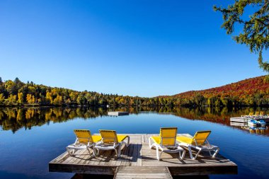 Lac-Superieur rıhtımının manzarası, sisli bir sabah, Laurentides, Mont-Titrek, Quebec, Kanada