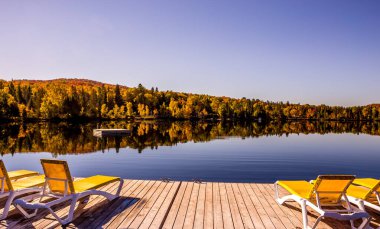 Lac-Superieur rıhtımının manzarası, sisli bir sabah, Laurentides, Mont-Titrek, Quebec, Kanada