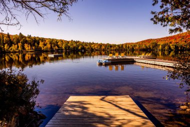 Lac-Superieur rıhtımının manzarası, sisli bir sabah, Laurentides, Mont-Titrek, Quebec, Kanada