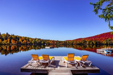 Lac-Superieur rıhtımının manzarası, sisli bir sabah, Laurentides, Mont-Titrek, Quebec, Kanada