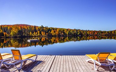 Lac-Superieur rıhtımının manzarası, sisli bir sabah, Laurentides, Mont-Titrek, Quebec, Kanada