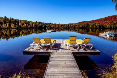 Lac-Superieur rıhtımının manzarası, sisli bir sabah, Laurentides, Mont-Titrek, Quebec, Kanada