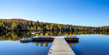 Lac-Superieur rıhtımının manzarası, sisli bir sabah, Laurentides, Mont-Titrek, Quebec, Kanada