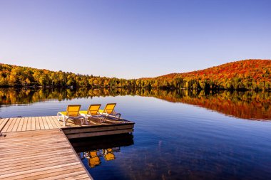 Lac-Superieur rıhtımının manzarası, sisli bir sabah, Laurentides, Mont-Titrek, Quebec, Kanada