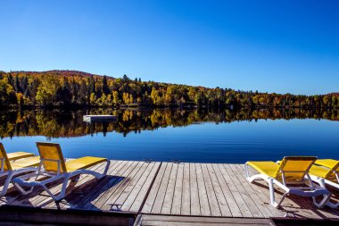 Lac-Superieur rıhtımının manzarası, sisli bir sabah, Laurentides, Mont-Titrek, Quebec, Kanada