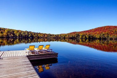 Lac-Superieur rıhtımının manzarası, sisli bir sabah, Laurentides, Mont-Titrek, Quebec, Kanada