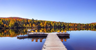 Lac-Superieur rıhtımının manzarası, sisli bir sabah, Laurentides, Mont-Titrek, Quebec, Kanada