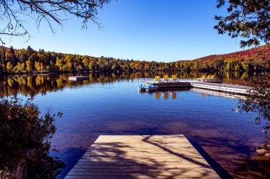Lac-Superieur rıhtımının manzarası, sisli bir sabah, Laurentides, Mont-Titrek, Quebec, Kanada