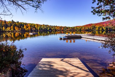 Lac-Superieur rıhtımının manzarası, sisli bir sabah, Laurentides, Mont-Titrek, Quebec, Kanada