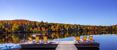 Lac-Superieur rıhtımının manzarası, sisli bir sabah, Laurentides, Mont-Titrek, Quebec, Kanada