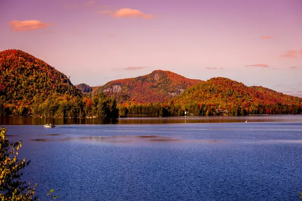 Laurentides 'teki Lac-Superieur manzarası, Mont-tremblant, Quebec, Kanada