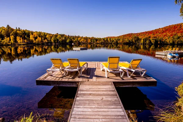 Lac-Superieur rıhtımının manzarası, sisli bir sabah, Laurentides, Mont-Titrek, Quebec, Kanada
