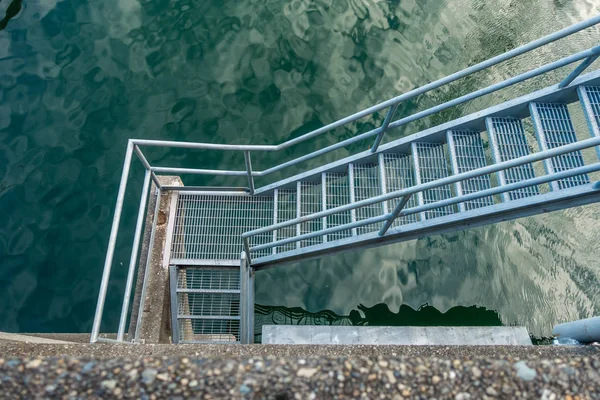 Treppe über Wasser — Stockfoto