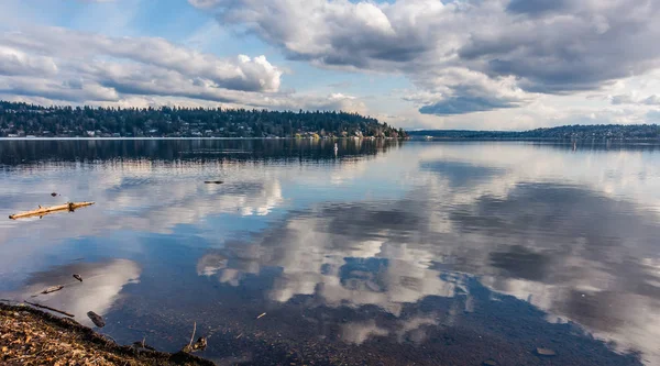 Nuvole e lago — Foto Stock