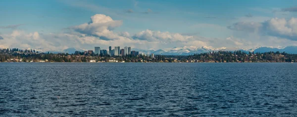 Bellevue Skyline en Cascades Panorama 6 — Stockfoto