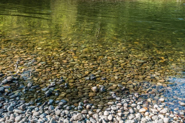 Grüne Flussfelsen 2 — Stockfoto