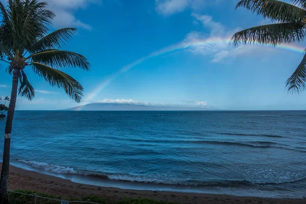 Rainbow over het water — Stockfoto