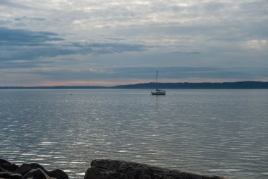 Bulutlu gün teknede